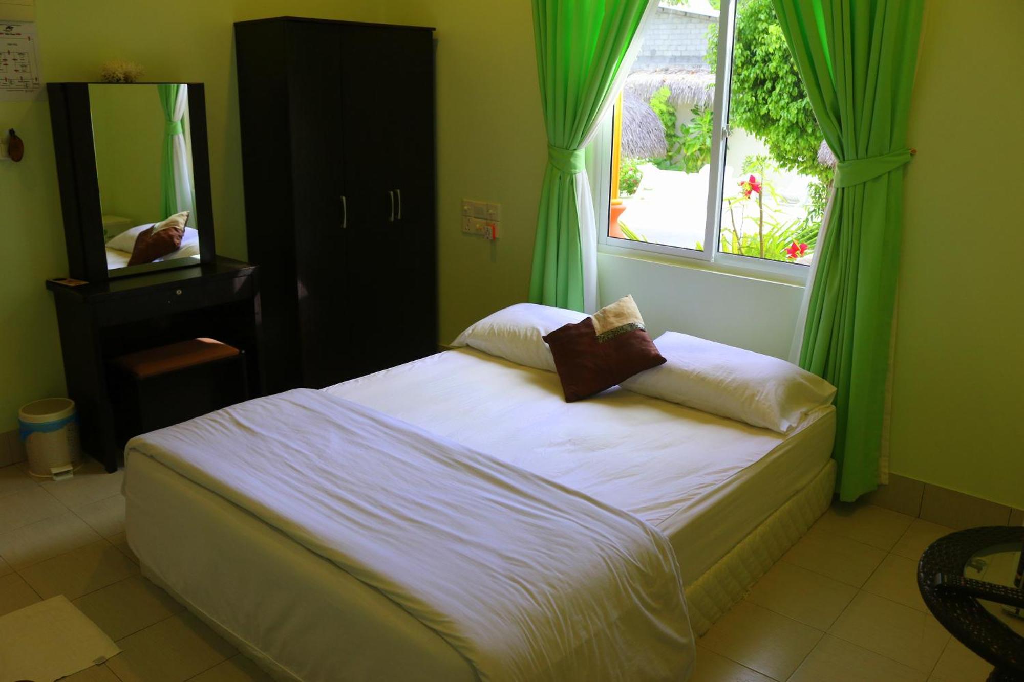 Ras Beach Inn Rasdhoo エクステリア 写真