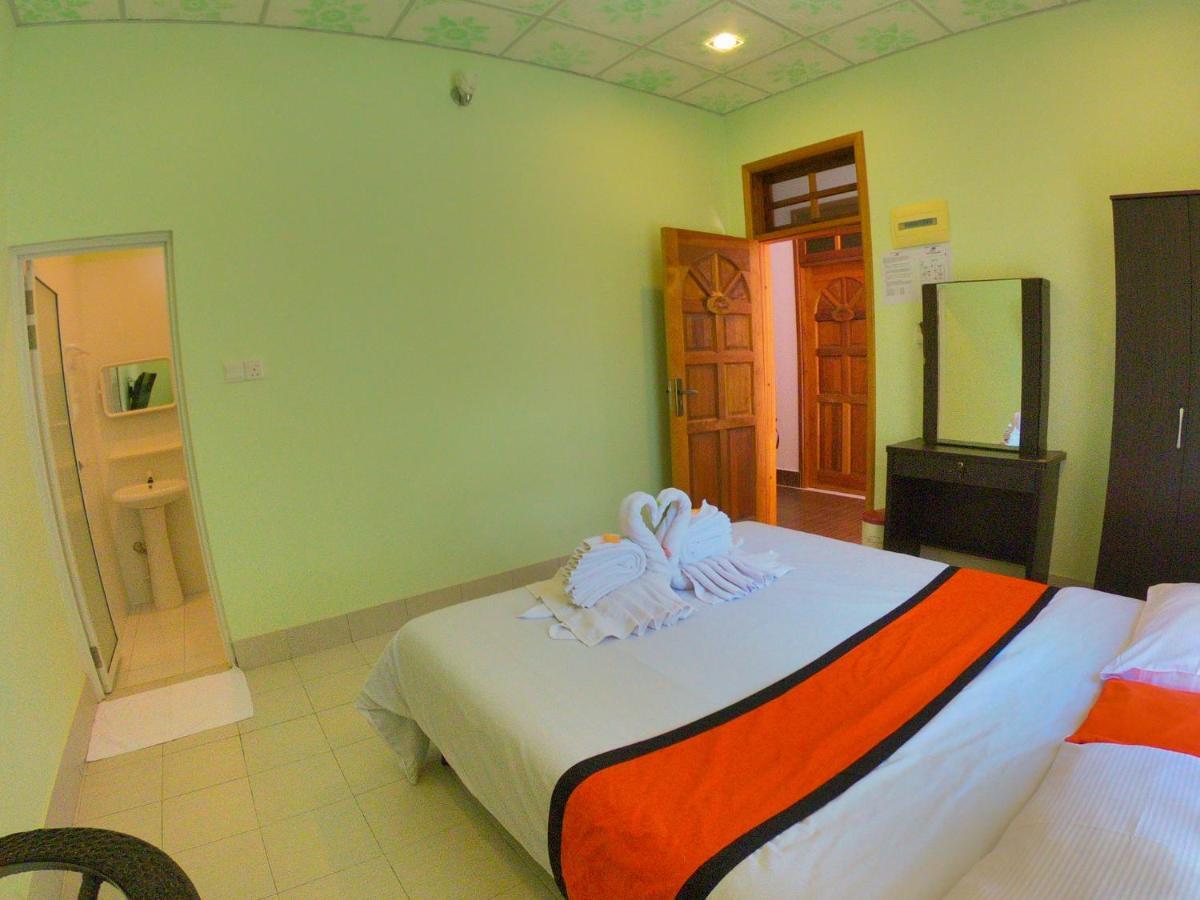 Ras Beach Inn Rasdhoo エクステリア 写真